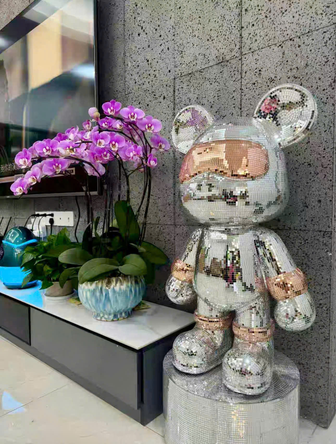Tượng gấu decor phối chậu hoa